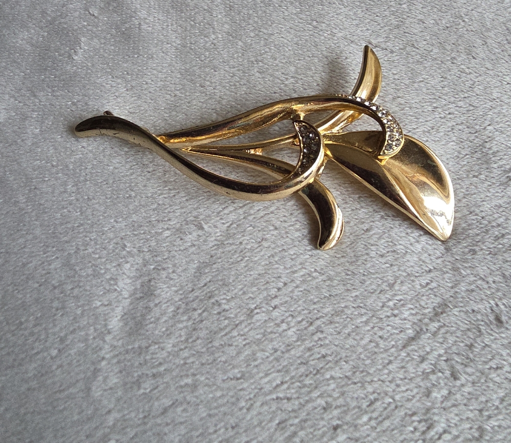 Elegant Gold Brooch with Rhinestone Accents